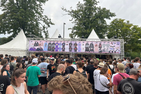 Fans waiting in-line for the Pink merchandise stand outside.