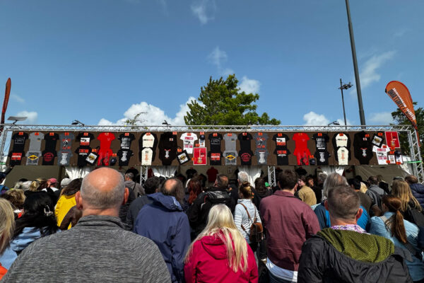 Long shot view of fans waiting for Bruce Springsteen merchandise stand.