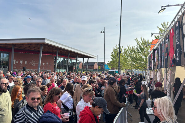 Huge crowd waiting to buy Bruce Springsteen merchandise